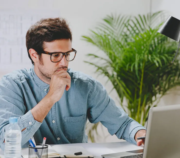 Consultor GMCOND analisando a gestão do condomínio